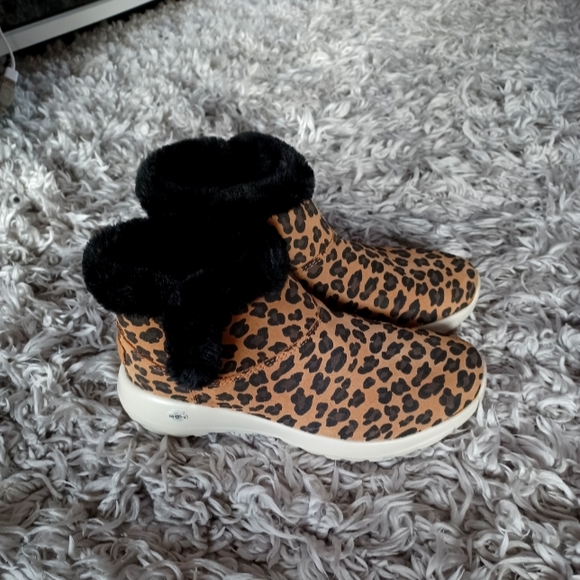 Skechers "Snow Kitty" On The Go Joy Ankle Booties - Picture 2 of 16